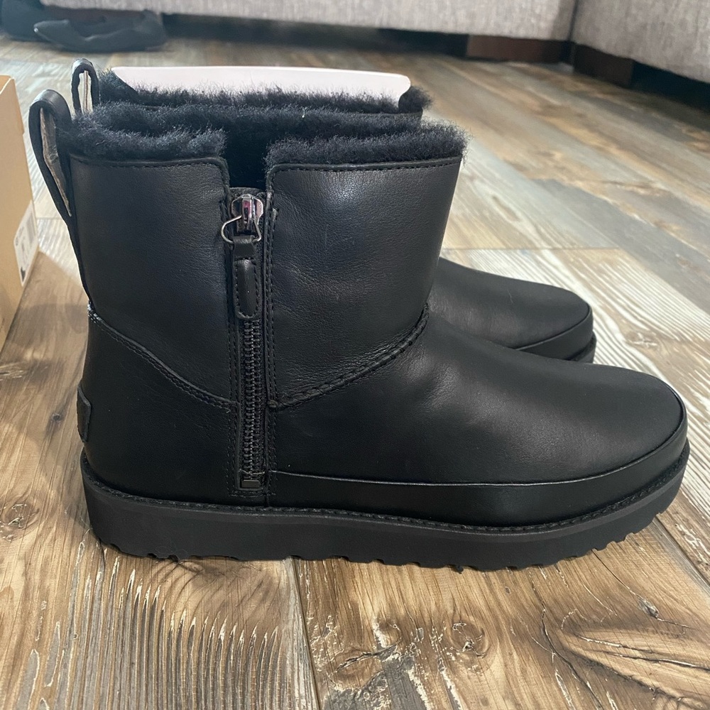 UGG women’s classic zip mini